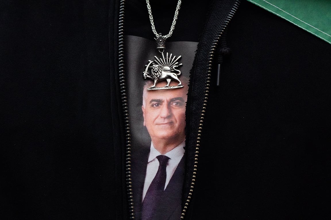 Демонстрант в ожерелье со львом и солнцем и футболке с изображением Резы Пехлеви, на акции протеста в знак солидарности с народом Ирана во Франкфурте-на-Майне, Германия, 31 января 2026 года. Фото: Matias Bassualdo