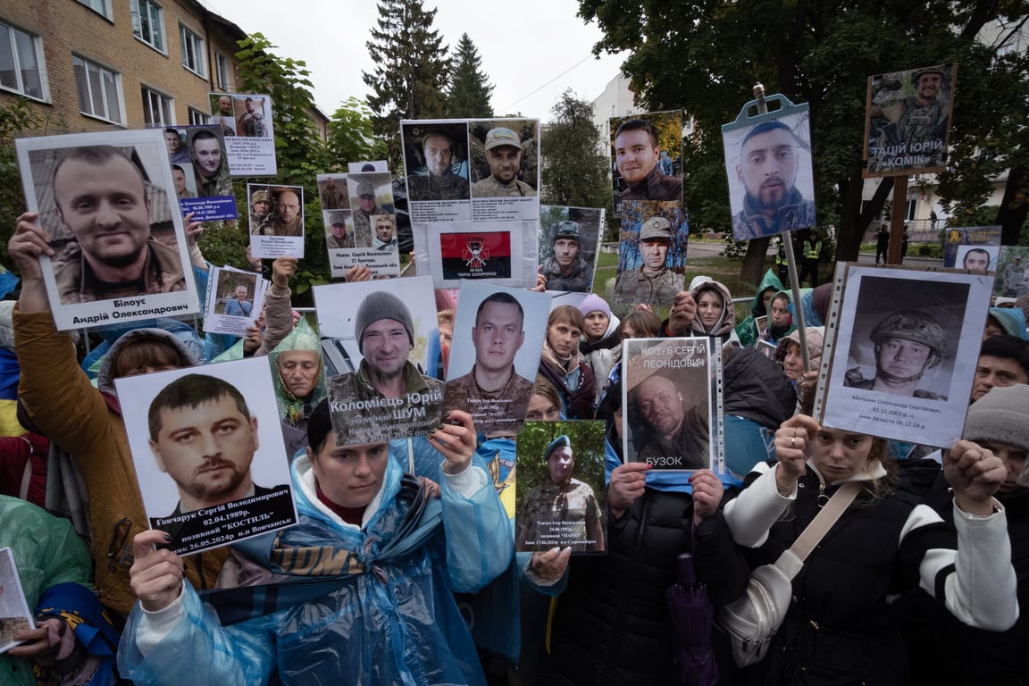 Relatives of Ukrainian prisoners of war await the arrival of their exchanged loved ones in   Chernihiv, Ukraine, 2 October 2025. Photo: EPA / Maria Senovilla