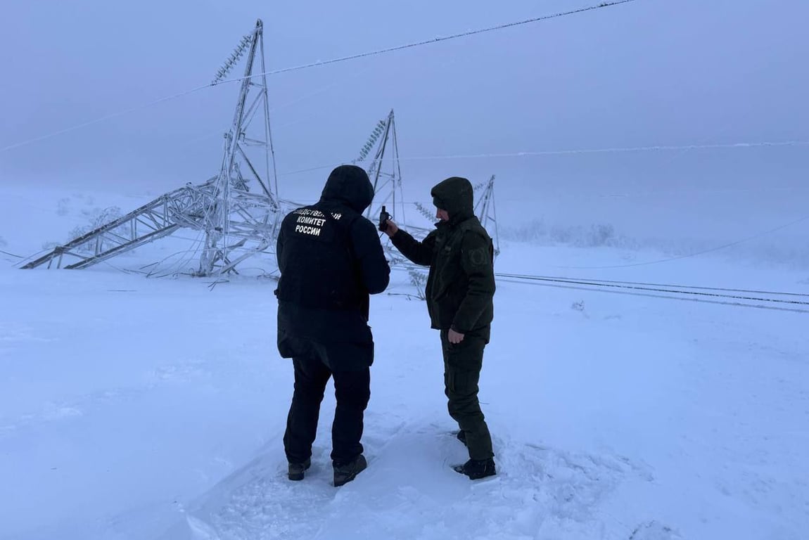 Сотрудники Следственного комитета у упавших опор линий электропередач в Мурманской области, январь 2026 года. Фото: СУ СК России /  Telegram