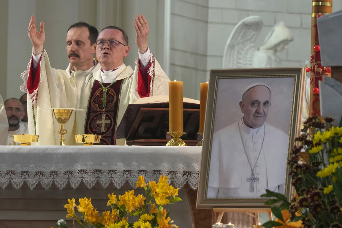 Nikolai Dubinin at a Mass in memory of the late Pope Francis, St. Petersburg, 24 April 2025. Photo: Dmitry Lovetsky / AP / Scanpix / LETA.