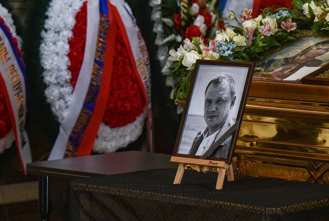 Портрет погибшего Кирилла Стремоусова во время траурной церемонии в Симферополе, Крым, Украина, 11 ноября 2022 года. Фото: EPA
