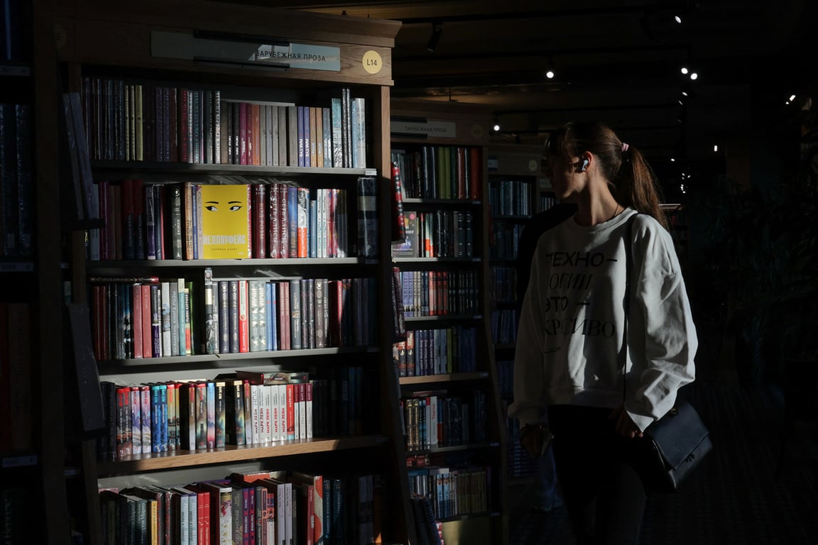 Посетительница книжного магазина в Санкт-Петербурге, 1 сентября 2025 года. Фото: Антон Ваганов / Reuters / Scanpix / LETA