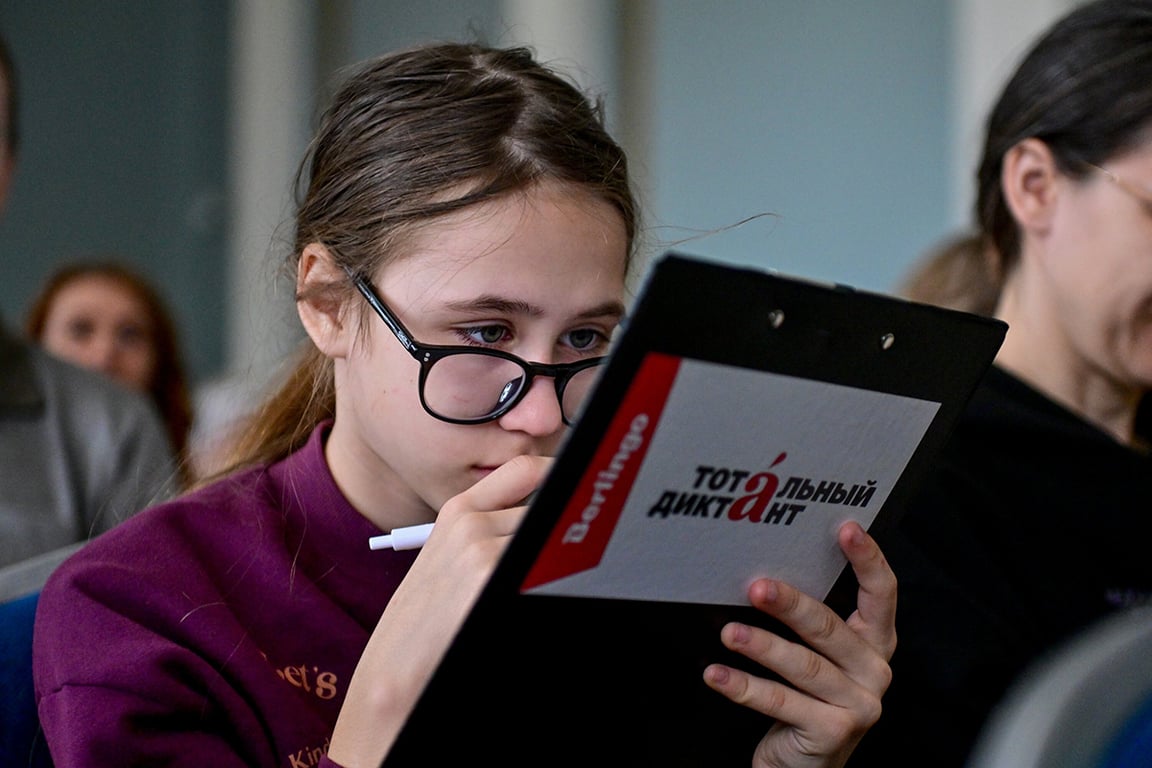 Тотальный диктант в павильонах «Космонавтика и авиация» и «Центральный» на ВДНХ. Фото: Сергей Киселев / Агентство «Москва»