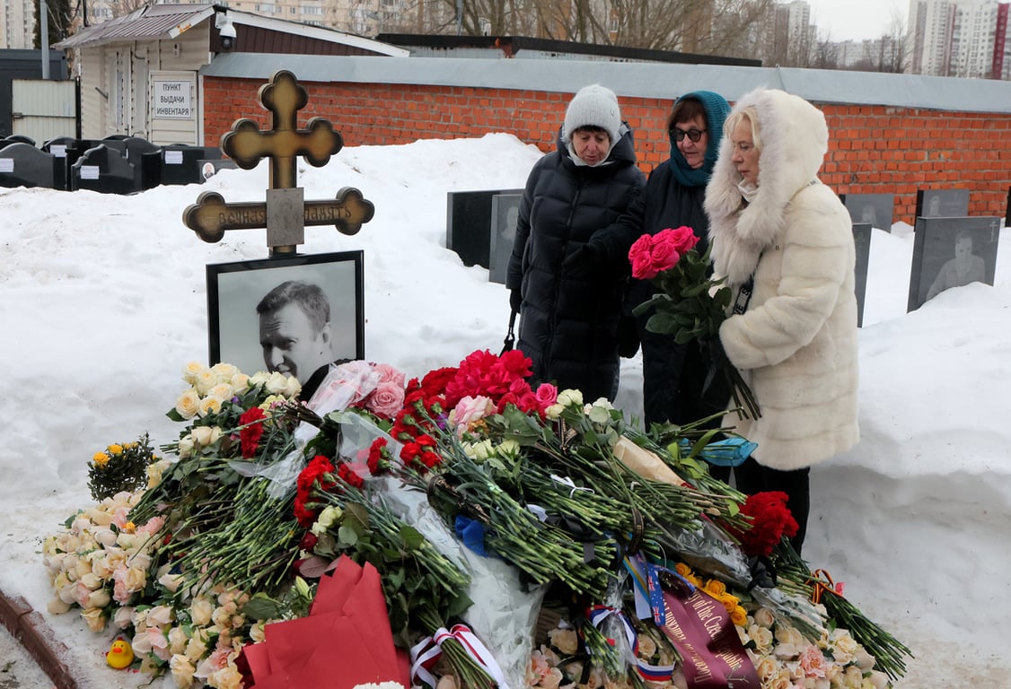Мать Алексея Навального Людмила Навальная (в центре) и его теща Алла Абросимова (справа) на могиле политика на Борисовском кладбище в Москве, 16 февраля 2026 года. Фото: Максим Шипенков / EPA