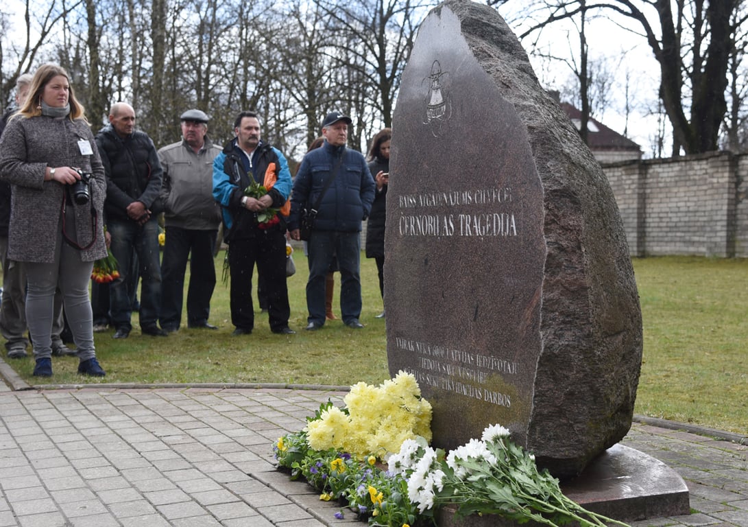 Мемориальный камень, посвященный жертвам Чернобыльской трагедии у на территории Клинической университетской больницы Риги, Латвия, 26 апреля 2017 года. Фото: Zane Bitere / LETA