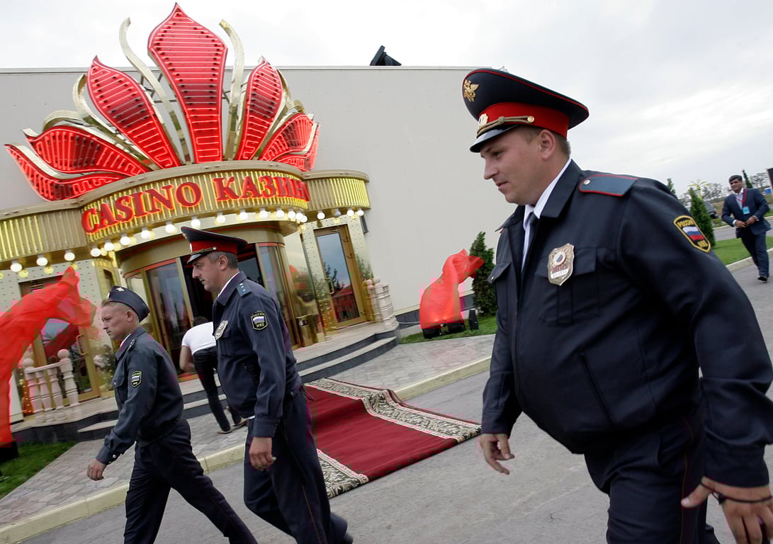 Сотрудники правоохранительных органов патрулируют территорию у казино в игорной зоне «Азов-Сити», Краснодарский край, 4 сентября 2010 года. Фото: Владимир Константинов / Reuters / Scanpix / LETA