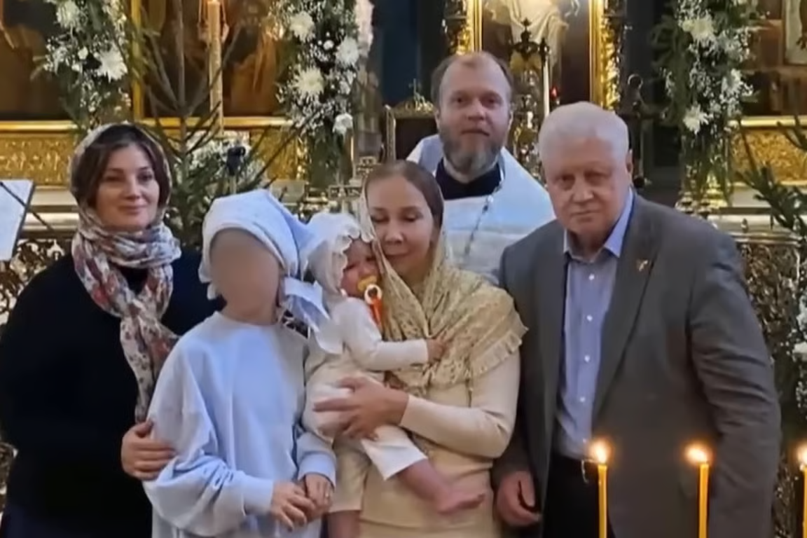 Sergey Mironov and Inna Varlamova baptize Margarita Prokopenko. Video screenshot: TSN / YouTube