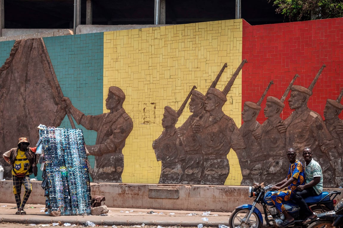 Монумент, установленный в поддержку вооруженных сил Мали, в Бамако, 26 апреля 2026 года. Фото: AFP / Scanpix / LETA