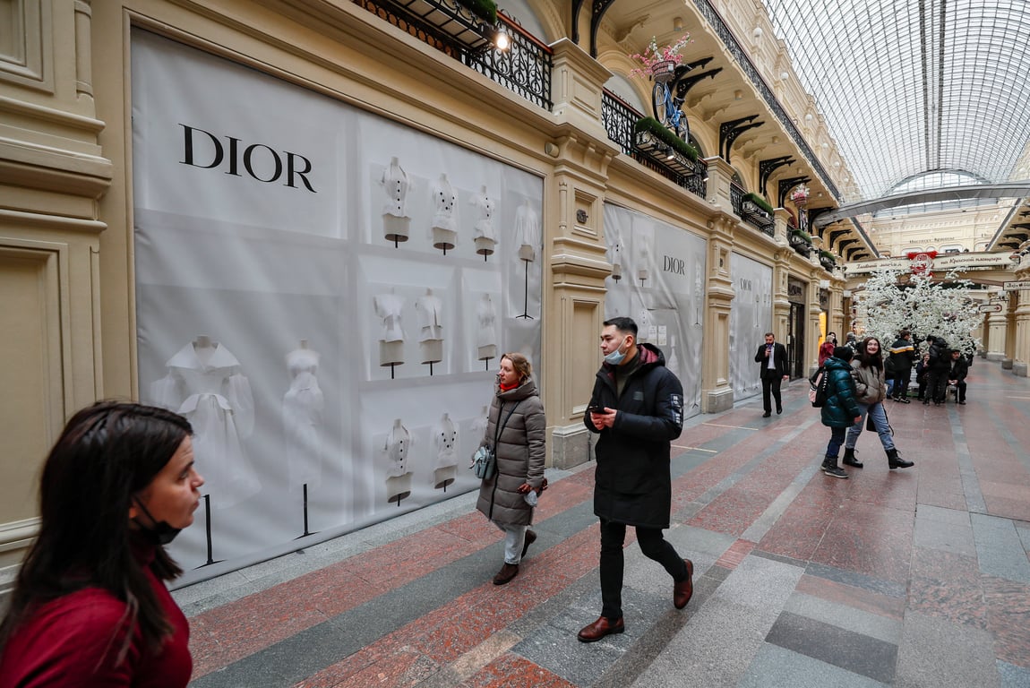 People walk past a shuttered Dior boutique in Moscow’s GUM shopping arcade on Red Square, 7 March 2022. Photo: EPA / Yuri Kochetkov