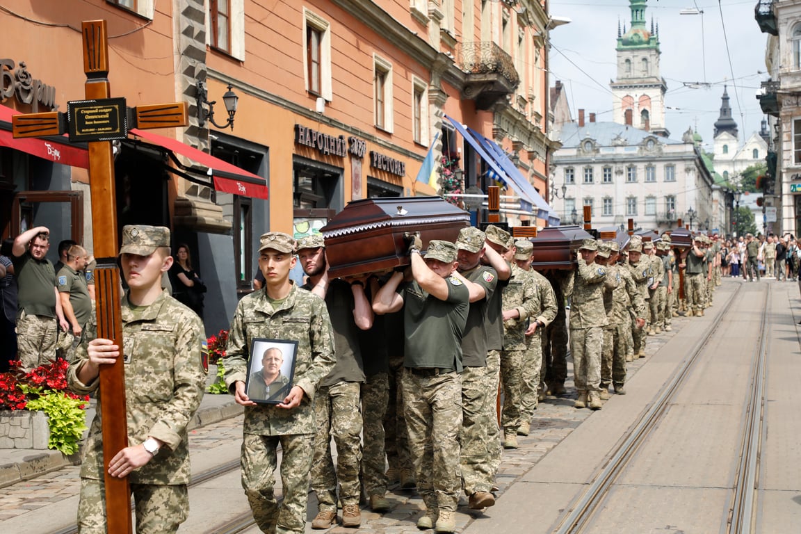 Ukrainian servicemen carry the coffins of 12 soldiers who died in Russian captivity through the streets of Lviv, western Ukraine, 25 July 2025. Photo: EPA / Mykola Tys