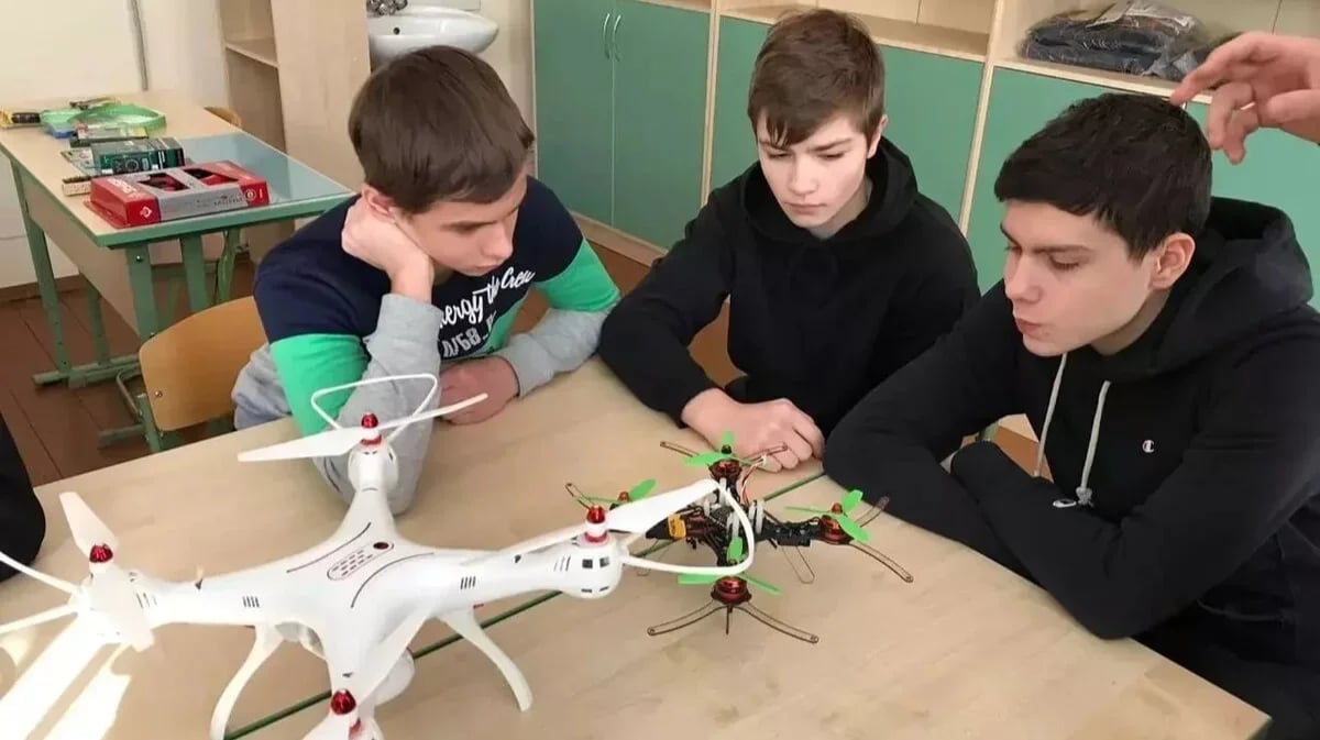 Russian schoolchildren learning how to use drones. Photo: donetsk-news.ru