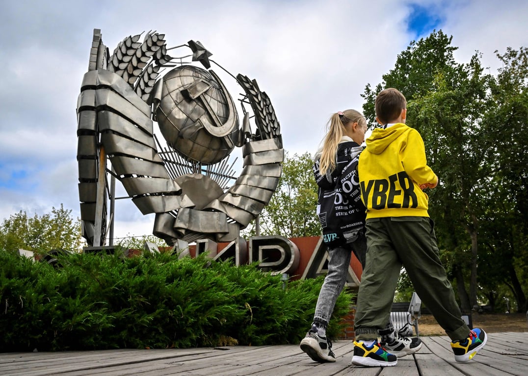 Герб СССР, выставленный в парке музея современной истории скульптуры в Москве, 31 августа 2022 года. Фото: Александр Неменов / AFP / Scanpix / LETA