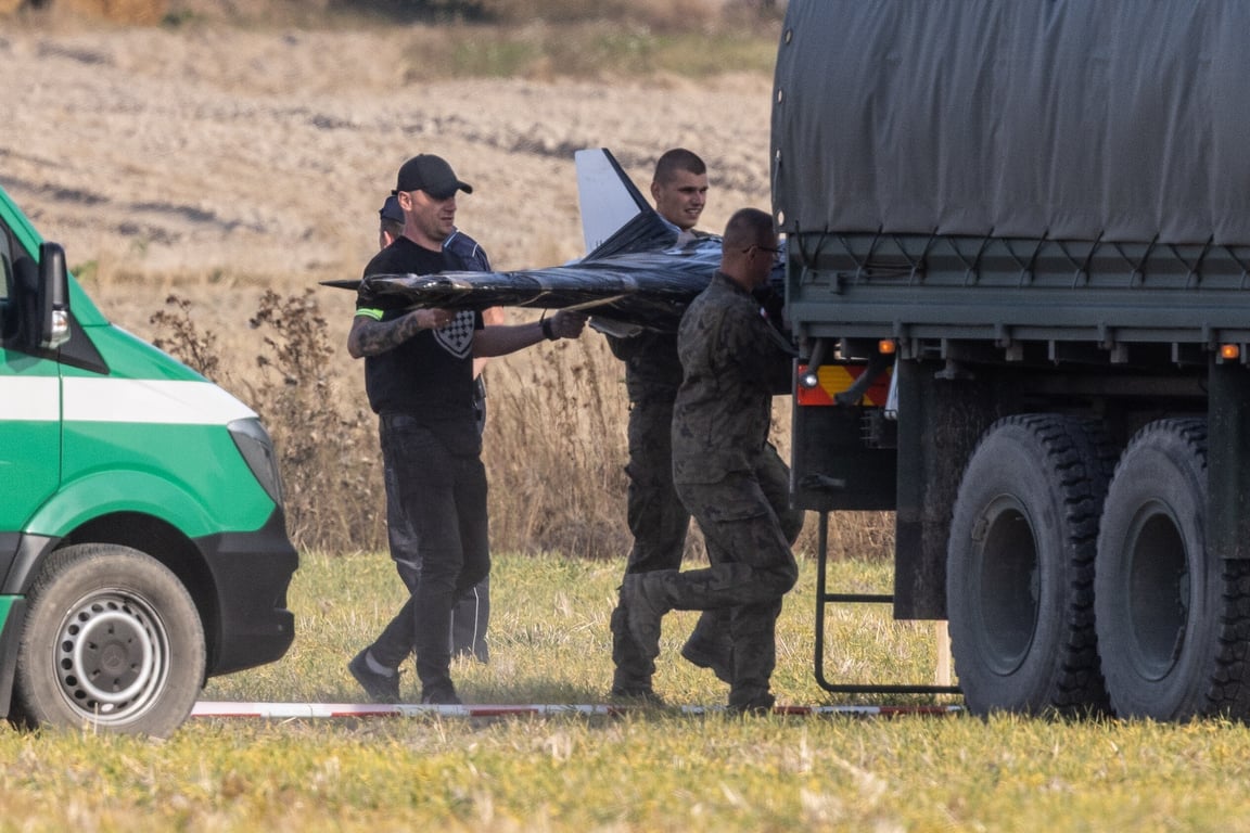 Members of Poland’s National Territorial Defence Forces at the crash site of a Russian drone in the village of Wohyń, eastern Poland, 10 September 2025. Photo: EPA / Wojtek Jargilo
