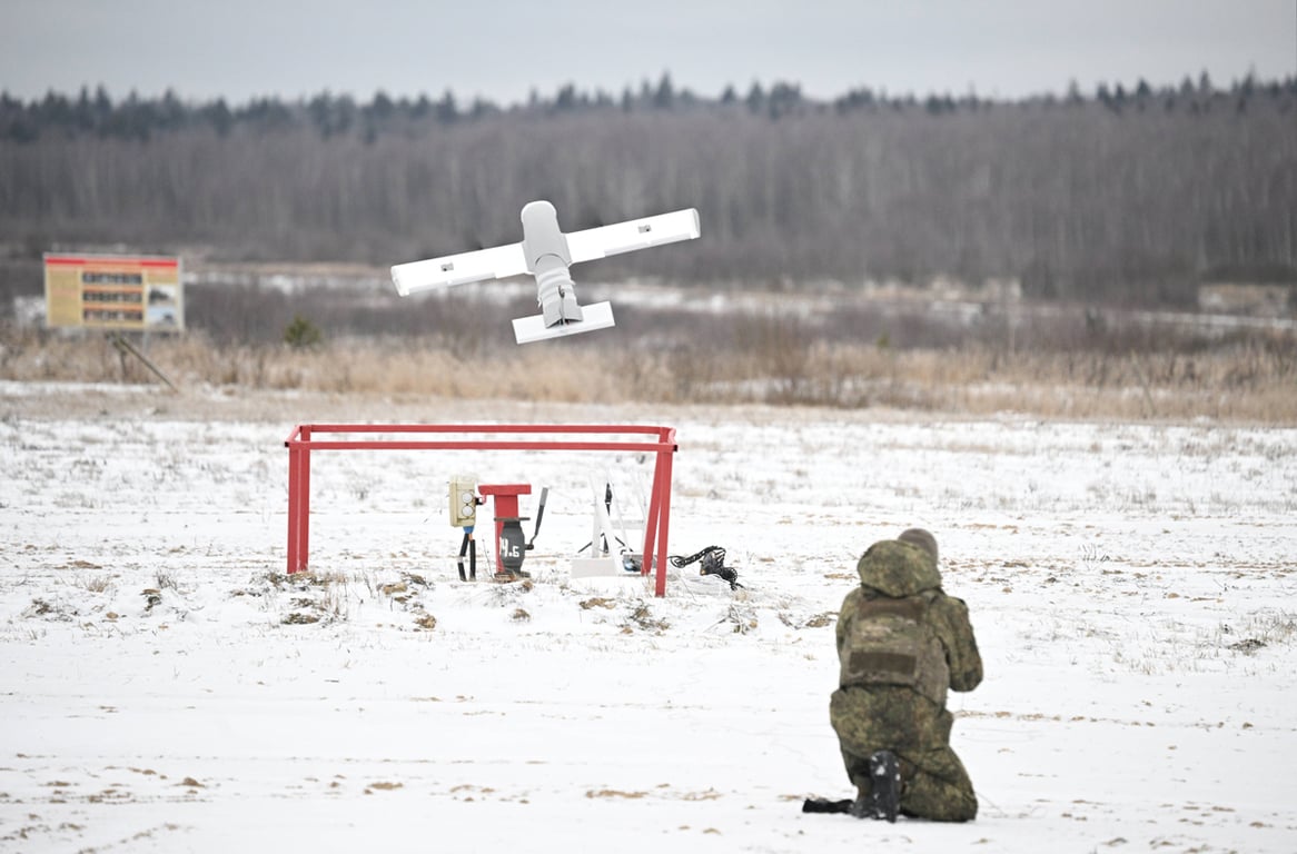 Российский военнослужащий запускает ударный дрон во время учений на полигоне в Московской области, 25 декабря 2025 года. Фото: Алексей Филиппов / Спутник / Scanpix / LETA
