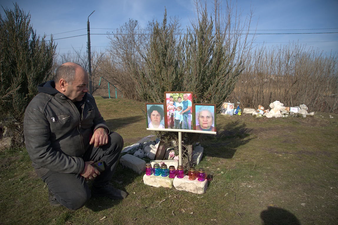 Михаил Яцентюк возле мемориала у разбитого дома на улице Памяти. Фото: Владлен Ноль