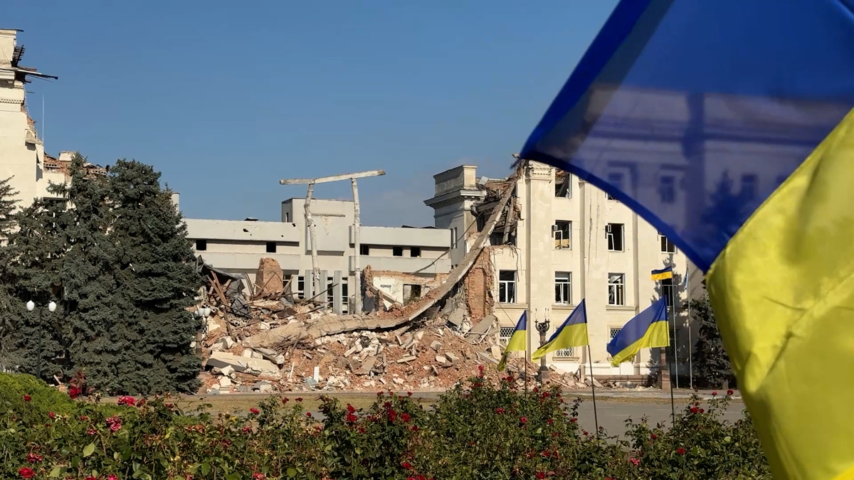 Разрушенное после авиаударов здание областной администрации в центре Херсона. Фото: Дарья Литовченко / «Новости Донбасса»