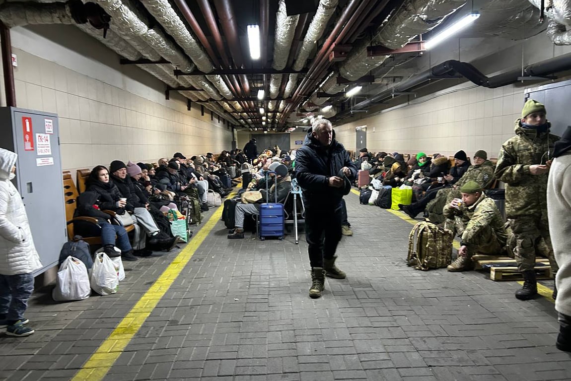 Подвал под вокзалом в Киеве во время воздушной тревоги. Фото: Дмитрий Дурнев / «Новая газета Европа»