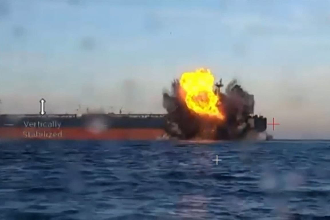 Взрыв на грузовом судне в Чёрном море у побережья Турции, 29 ноября 2025 года. Скриншот из видео: Служба Безопасности Украины / AFP / Scanpix / LETA