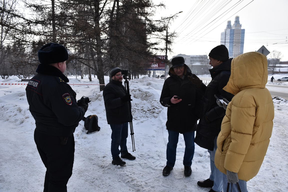 Сергей Крупенько у сквера театра, Новосибирск, 1 марта 2026 года. Фото:  Сиб.фм