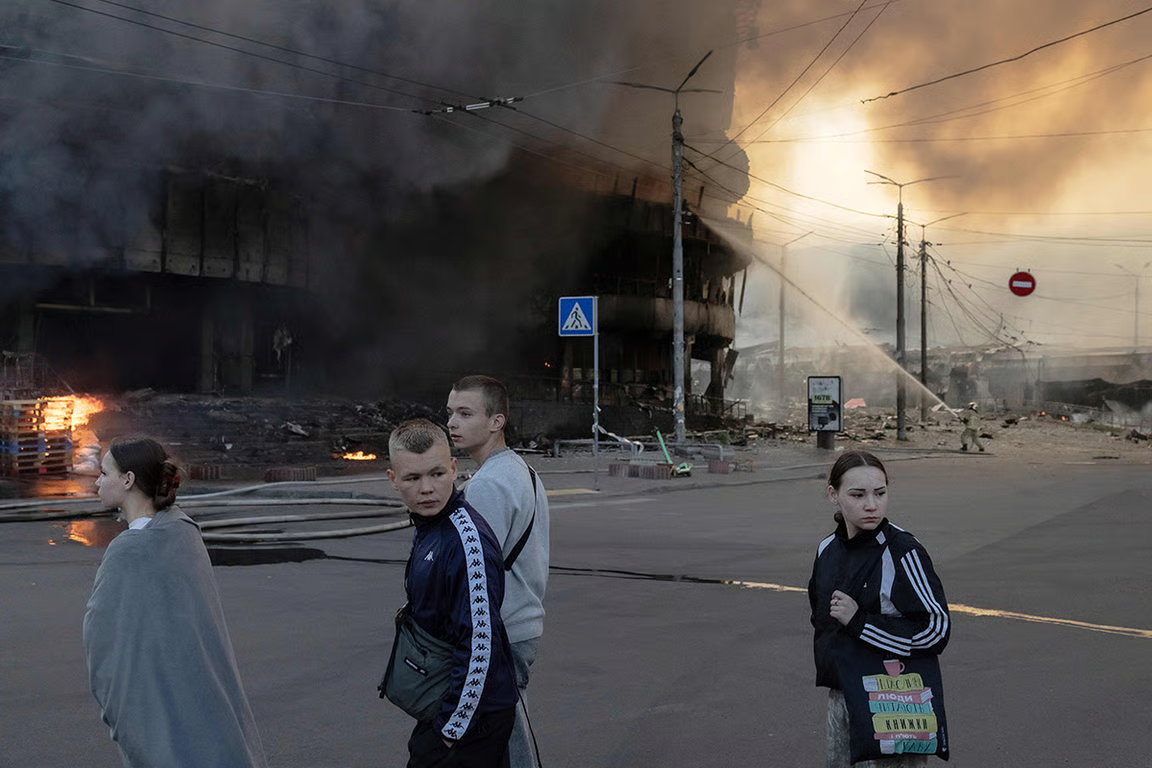 Civilians next to a shopping centre set on fire by Russian airstrikes, 24 May 2026. Photo: Roman Pilipey / AFP / Scanpix / LETA
