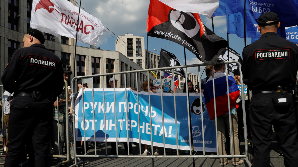 Участники митинга держат баннер «Руки прочь от Интернета», Москва, 13 мая 2018 года. Фото: Татьяна Макеева / Reuters / Scanpix / LETA