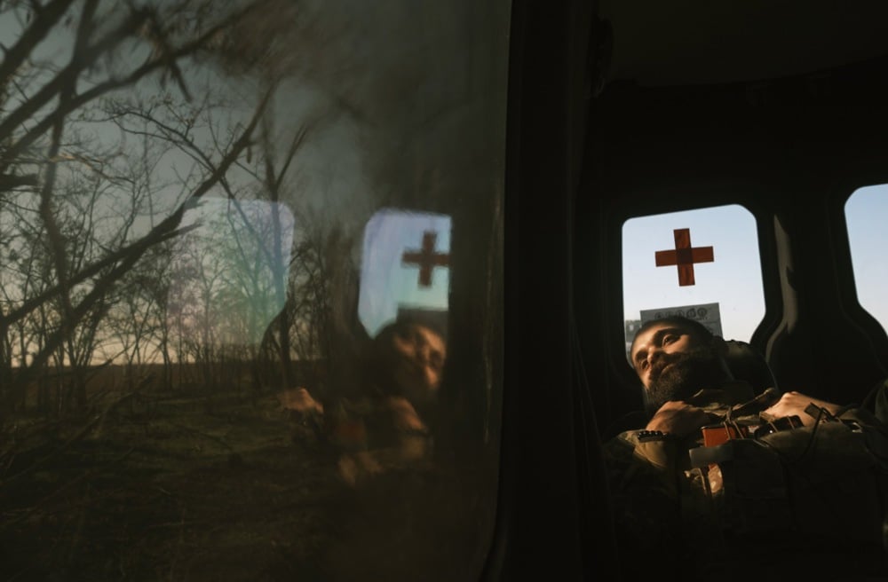A Ukrainian serviceman rests while travelling with a team of humanitarian volunteers in the Kherson area, 15 November 2022. Photo: EPA/GEORGE IVANCHENKO