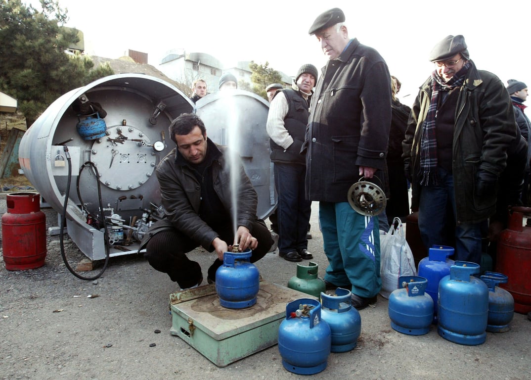 Местные жители стоят в очереди, чтобы наполнить газовые баллоны в Тбилиси, Грузия, 22 января 2006 года. Фото: David Mdzinarishvili / Reuters / Scanpix / LETA