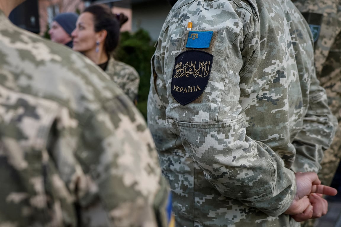 Военнослужащий с флагом крымскотатарского народа, Киева, Украина, 7 апреля 2023 года. Фото: Alina Smutko / Reuters / Scanpix / LETA