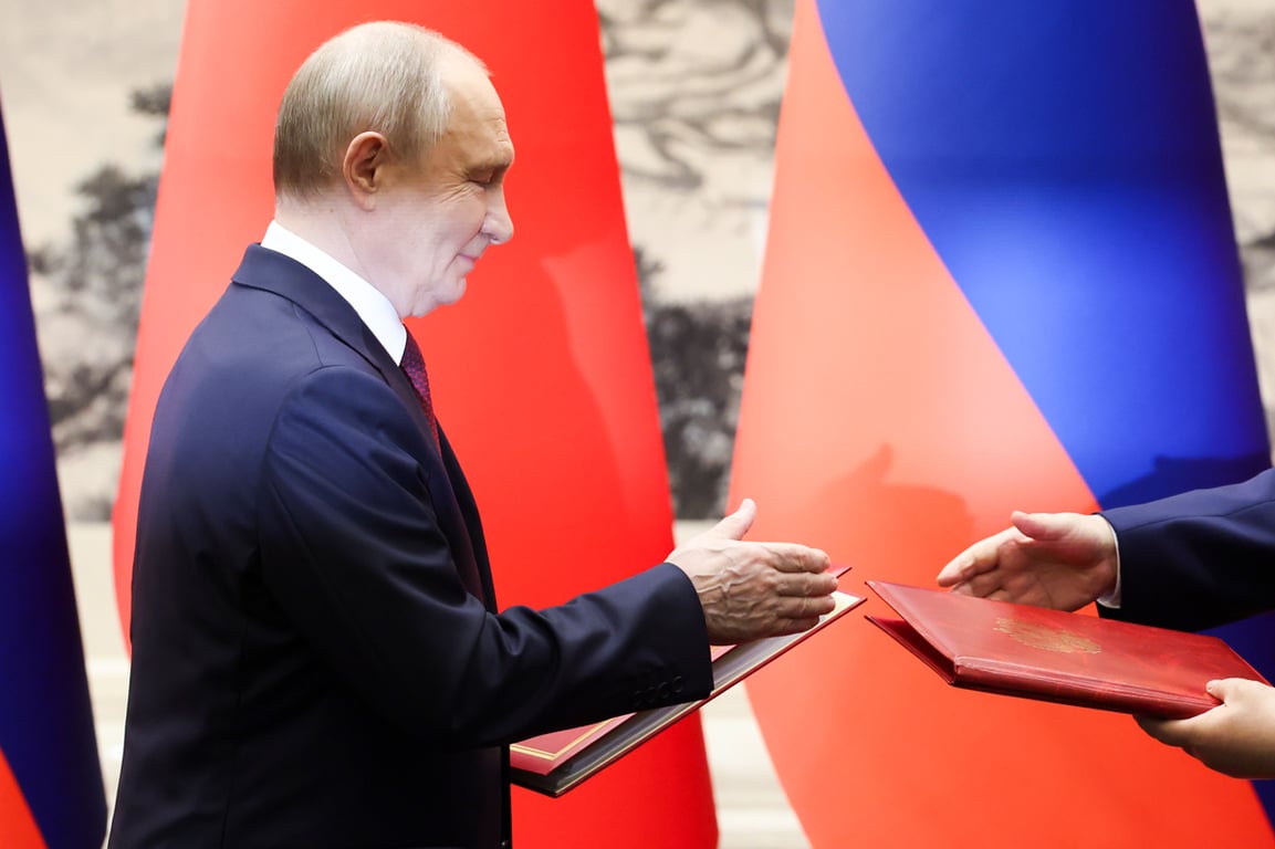 Владимир Путин и председатель КНР Си Цзиньпин во время церемонии подписания документов в Доме народных собраний в Пекине, Китай, 20 мая 2026 года. Фото: Максим Шеметов / EPA