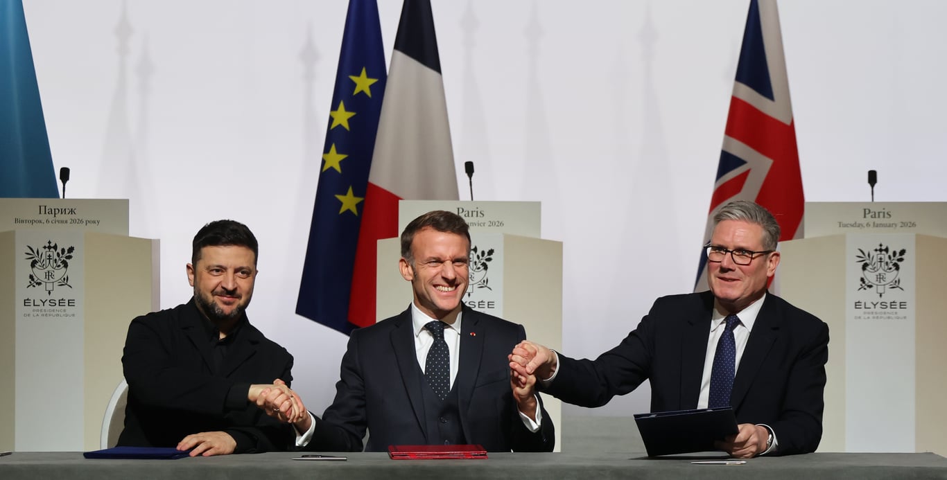 Ukraine’s President Volodymyr Zelensky, France’s President Emmanuel Macron and Britain’s Prime Minister Keir Starmer shake hands after signing a declaration on deploying troops to Ukraine to deter future Russian attacks, at the Élysée Palace in Paris, France, 6 January 2026. Photo: EPA / Ludovic Marin