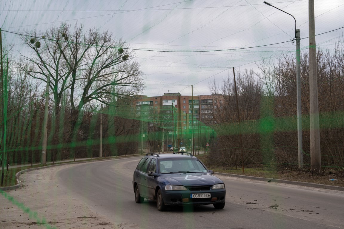 Автомобиль проезжает под антидроновыми сетками в Краматорске, 17 февраля 2026 года. Фото: Tommaso Fumagalli / EPA