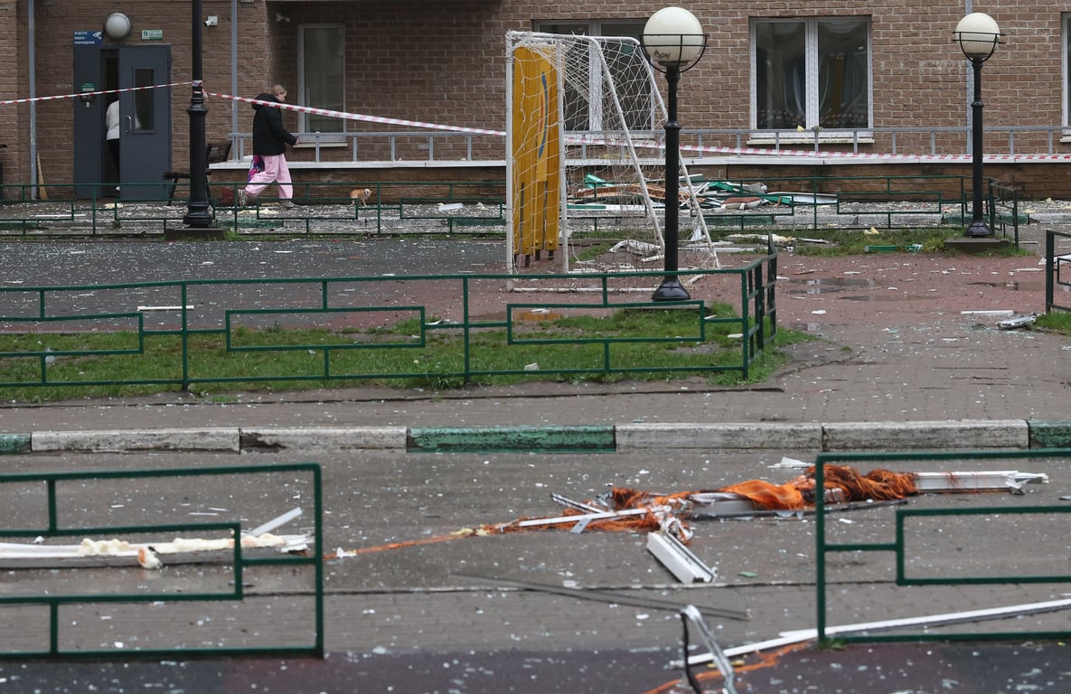 Debris in front of a damaged apartment building following a reported Ukrainian drone strike in the Moscow suburb of Krasnogorsk, 24 October 2025. Photo: EPA / Maxim Shipenkov