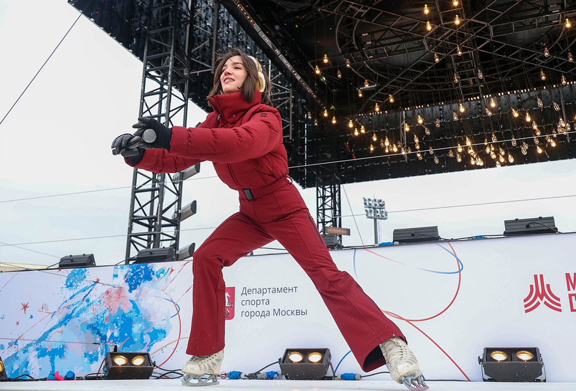 Евгения Медведева во время массовой тренировки с участием фигуристов на катке Южного спортивного центра олимпийского комплекса «Лужники». Фото: Агентство «Москва»