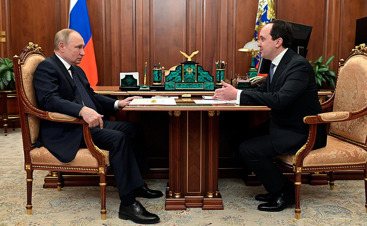 Владимир Путин с генеральным директором Фонда президентских грантов Ильёй Чукалиным, 29 марта 2022 года. Фото:  kremlin.ru