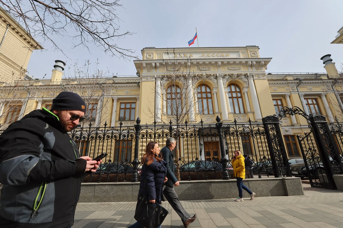 Прохожие у здания Банка России, Москва, 21 марта 2025 года. Фото: Юрий Кочетков / EPA