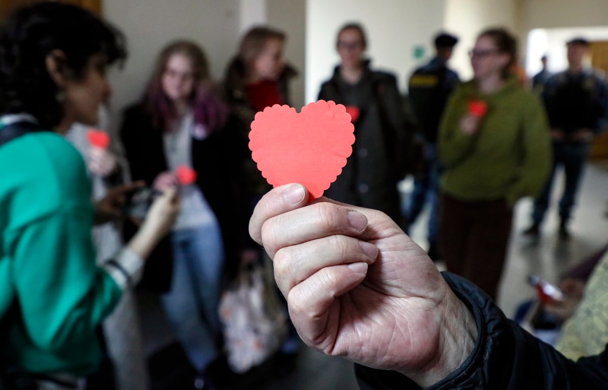 A supporter of the Moskalyov family holds up a paper heart during Alexey’s trial in Yefremov, central Russia, 20 April 2023. Photo: EPA / YURI KOCHETKOV