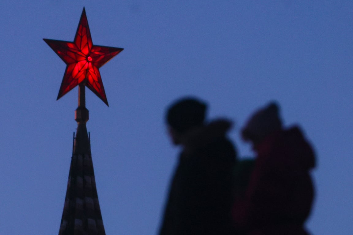 Прохожие у Московского Кремля, 3 января 2025 года. Фото: Сергей Ильницкий / EPA