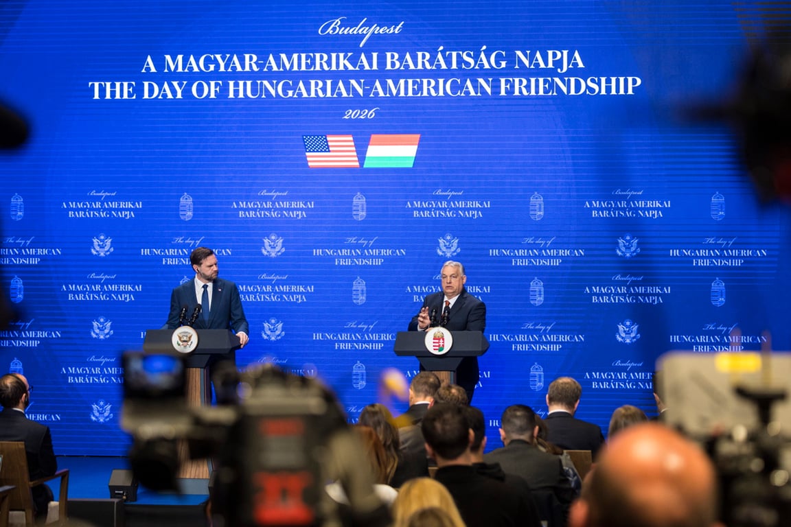 Премьер-министр Венгрии Виктор Орбан (справа) и вице-президент США Джей Ди Вэнс проводят совместную пресс-конференцию в офисе премьер-министра в Будапеште, Венгрия, 7 апреля 2026 года. Фото: Akos Kaiser / EPA