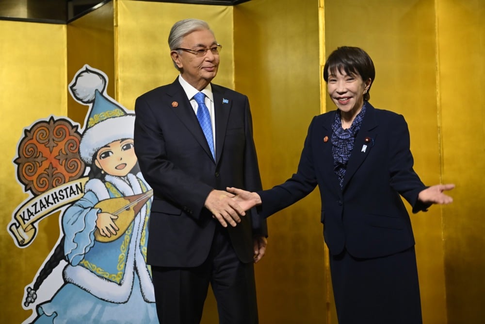 Japan’s Prime Minister Sanae Takaichi (R) welcomes Kazakhstan’s President Kassym-Jomart Tokayev at the leaders-level 'Central Asia plus Japan' Dialogue (CA+JAD) summit, Tokyo, 20 December 2025. Photo: EPA/David MAREUIL / POOL