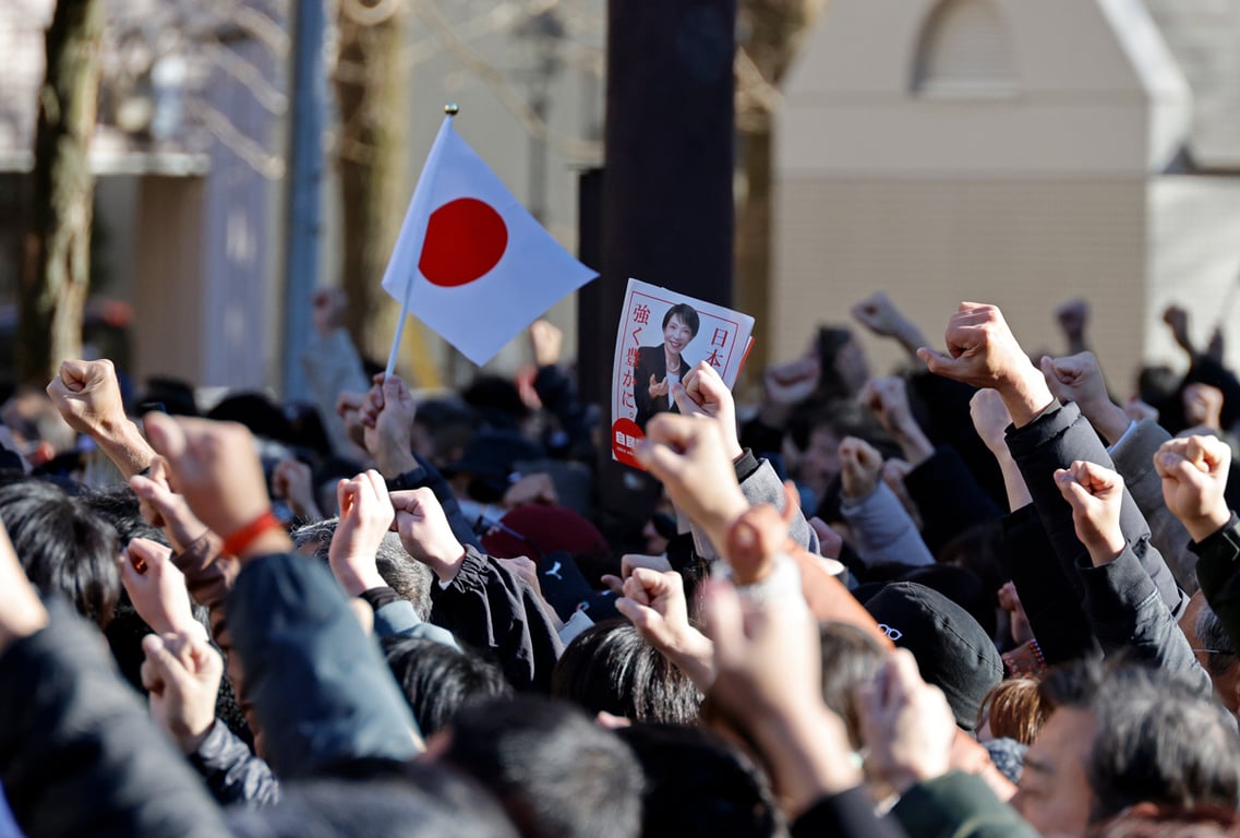Сторонники Санаэ Такаити на предвыборном митинге в Ураве, Япония, 3 февраля 2026 года. Фото: Franck Robichon / EPA