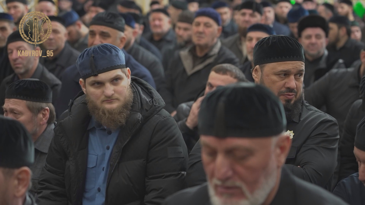 Ахмат молится в первых рядах. Скриншот из видео: RKadyrov_95 /  Telegram