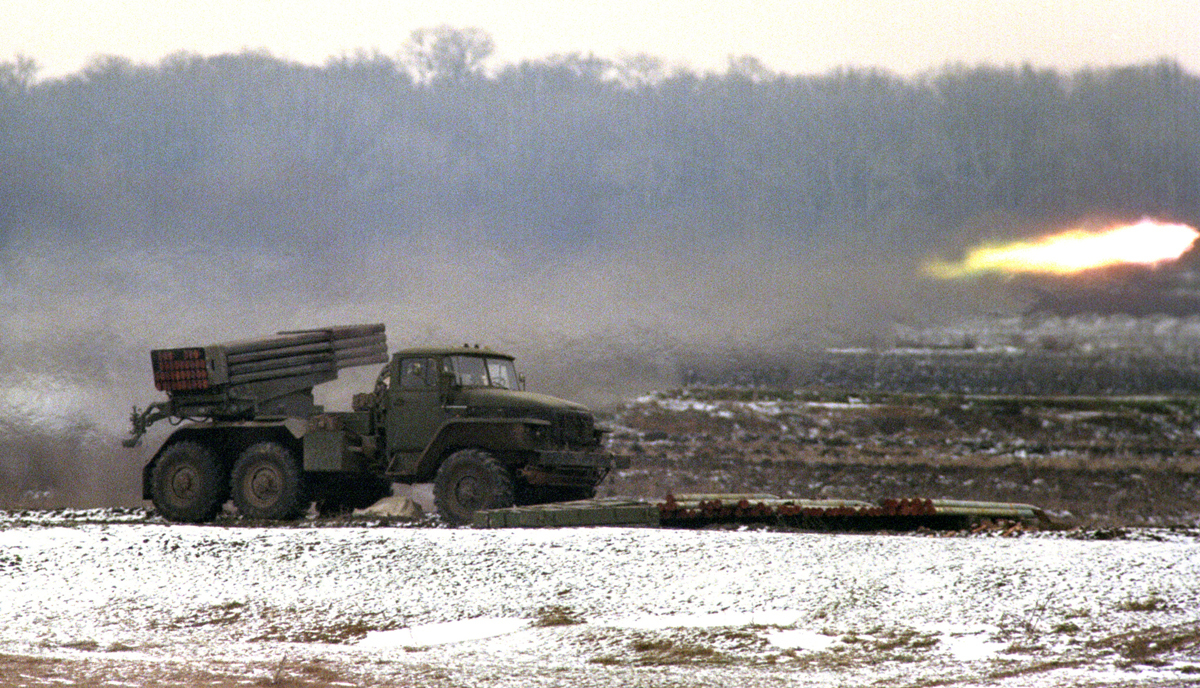 Российские военные ведут обстрел Первомайского из РСЗО «Град», Дагестан, 17 января 1996 года. Фото: Сергей Чириков / EPA