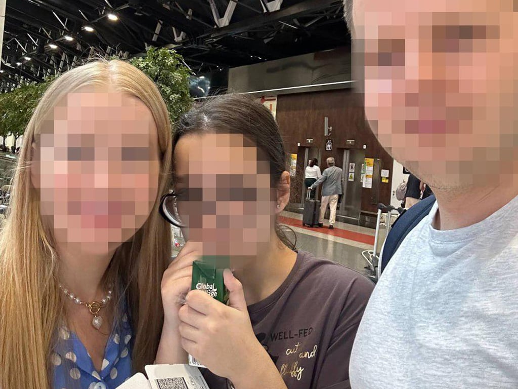 Алексей и Юлия с дочерью перед вылетом в Турцию, август 2024 года. Обратно домой после этой поездки Алексей вернуться не смог