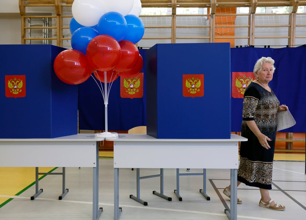 A woman votes in St. Petersburg’s gubernatorial elections, 6 September 2024. Photo: EPA / Anatoly Maltsev