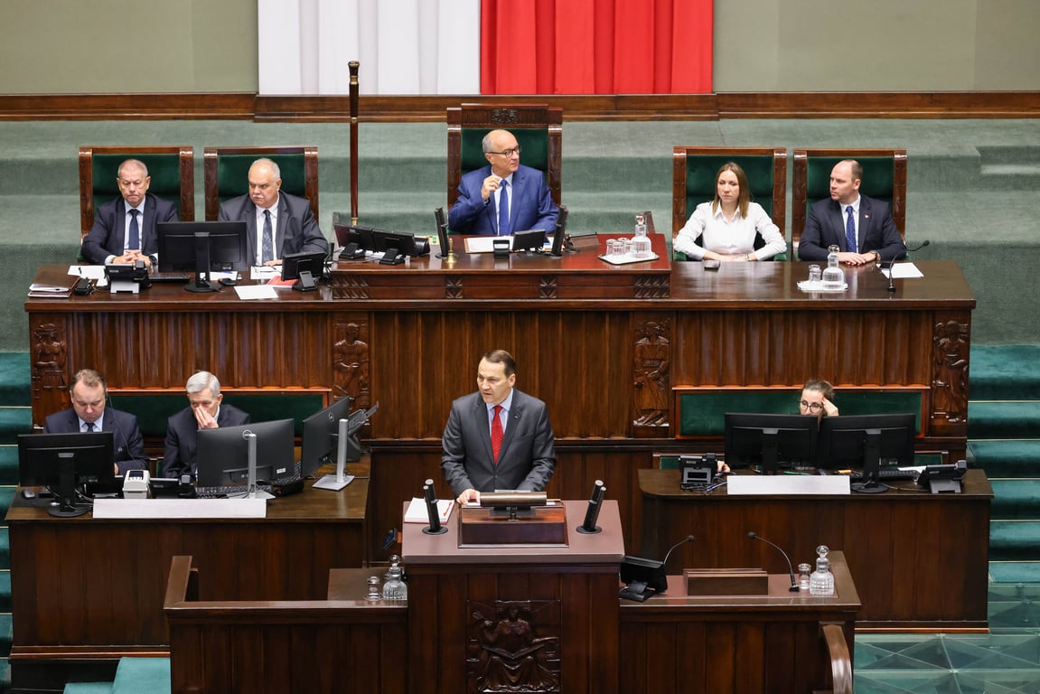 Polish Foreign Minister Radosław Sikorski delivers a speech to the Polish parliament in Warsaw, 19 November 2025. Photo: EPA / ALBERT ZAWADA