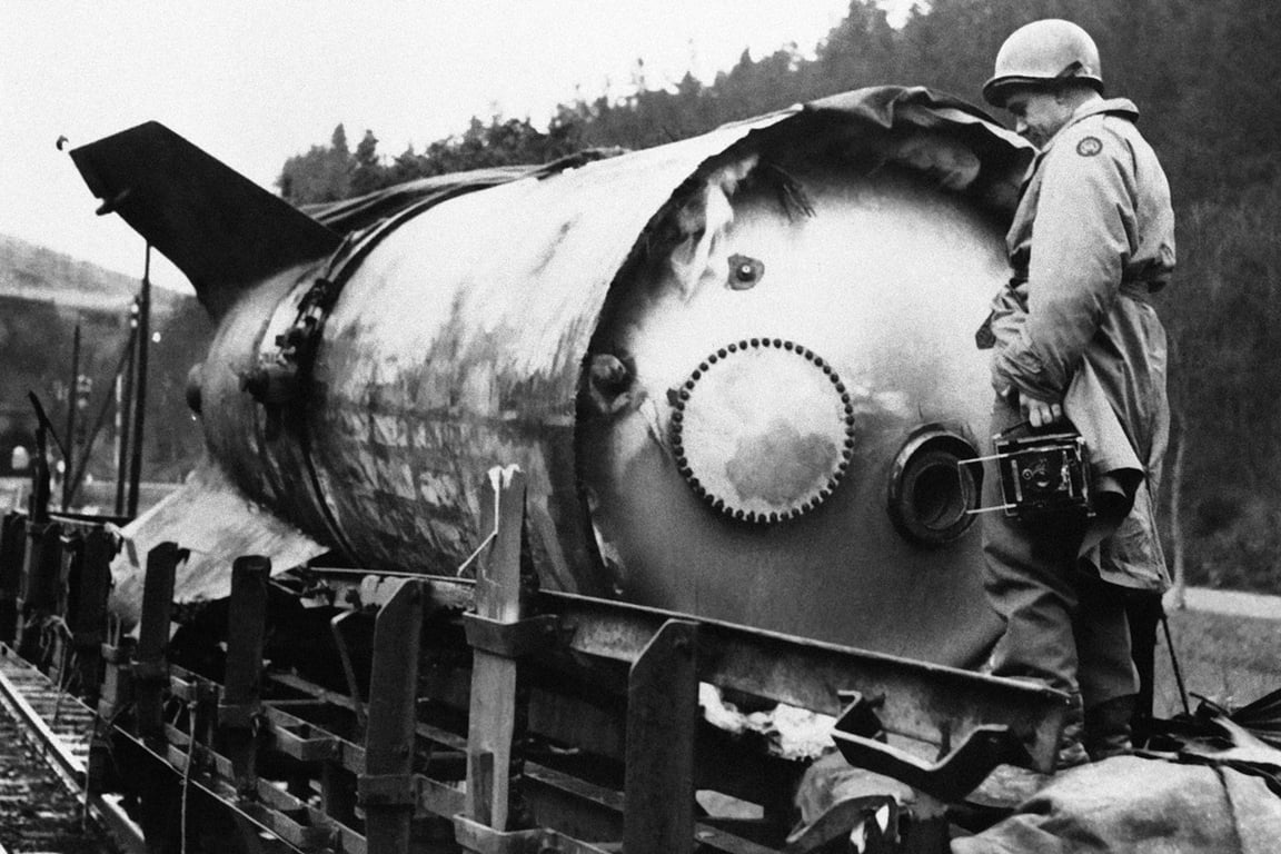 Фотограф агентства Associated Press Билл Аллен осматривает одну из ракет V-2, захваченных американской Первой армией у Бромскирхена, Германия, 6 апреля 1945 года. Фото: AP Photo / Scanpix / LETA