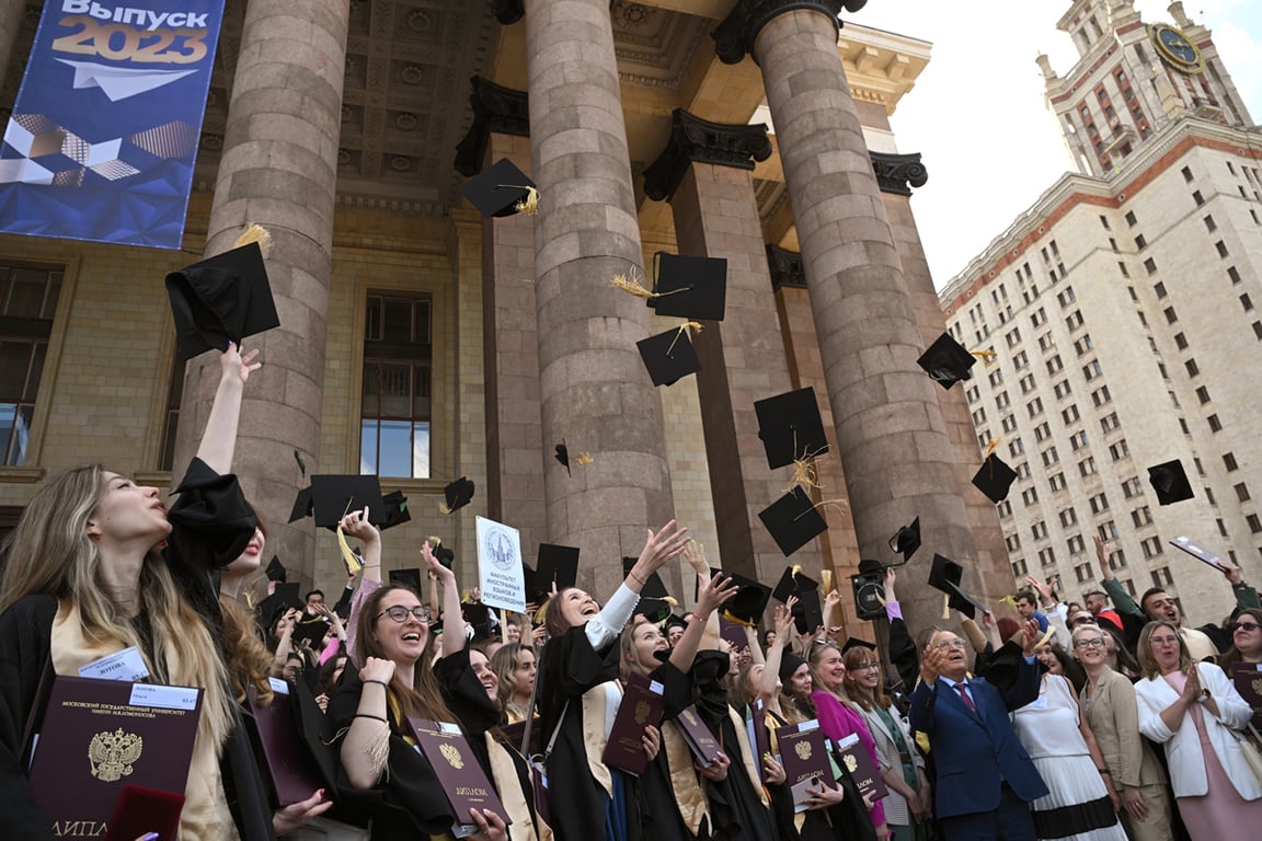 Выпускники МГУ подбрасывают академические шапочки после церемонии вручения дипломов, Москва, 22 июня 2023 года. Фото: Дмитрий Лебедев / Коммерсантъ / Sipa USA / Vida Press