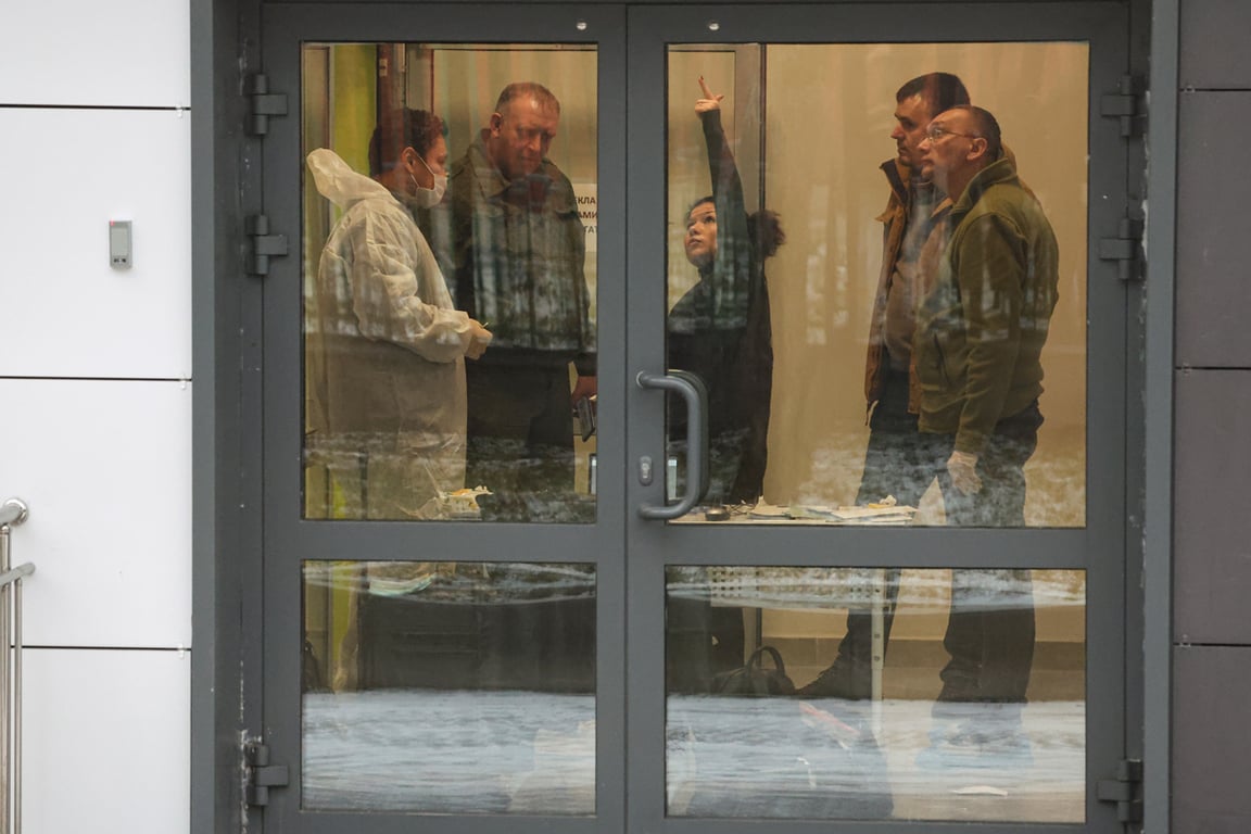 Следователи работают в Успенской школе в Одинцовском районе Московской области, 16 декабря 2025 года. Фото: Максим Шипенков / EPA