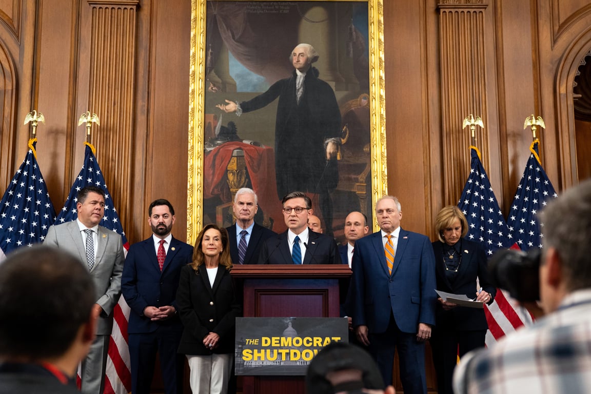 Спикер Палаты представителей США Майк Джонсон (в центре) на пресс-конференции о приостановке работы правительства в Капитолии, Вашингтон, США, 30 октября 2025 года. Фото: Allison Robbert / EPA