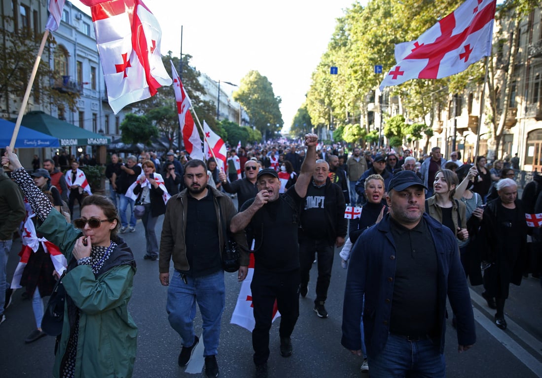 Оппозиционный митинг в Тбилиси, Грузия, 4 октября 2025 года. Фото: Irakli Gedenidze / Reuters / Scanpix / LETA